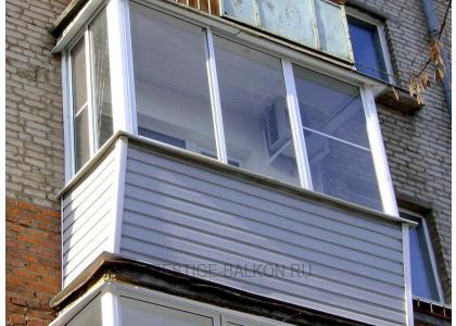 Холодное остекление алюминиевыми окнами с выносом и с внешней отделкой сайдингом в Люберцах