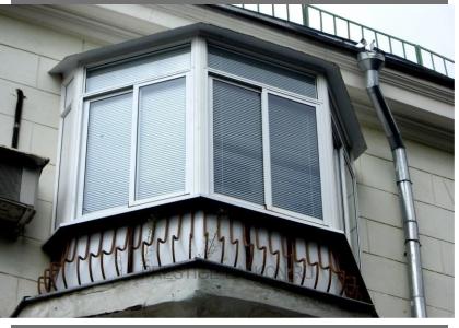 Холодное остекление балкона алюминиевыми окнами с кровлей из профлиста в Люберцах