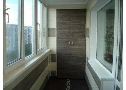 Теплое остекление балкона с утеплением и отделкой ПВХ панелями и ламинатом в Люберцах