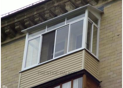Холодное остекление балкона алюминиевыми окнами с внешней отделкой сайдингом и кровлей из профлиста в Люберцах