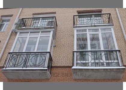Французское остекление балкона пластиковыми окнами с фигурными ограждениями в Люберцах