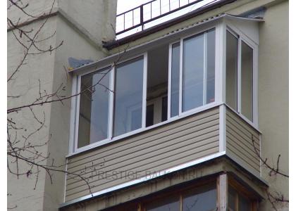 Холодное остекление балкона раздвижными окнами с выносом и крышей в Люберцах