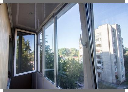 Холодное остекление алюминиевыми окнами Алютех с отделкой стен вагонкой ПВХ в Люберцах