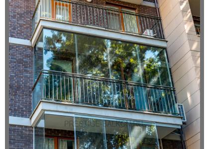 Безрамное остекление балкона с отделкой ограждений в Люберцах