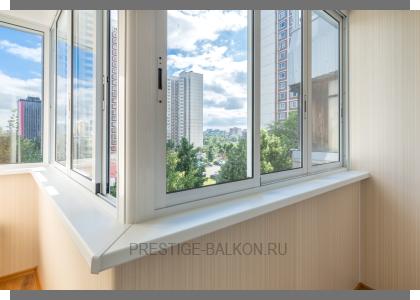 Холодное раздвижное остекление алюминиевыми окнами с отделкой стен и потолка ламинированными панели в Люберцах