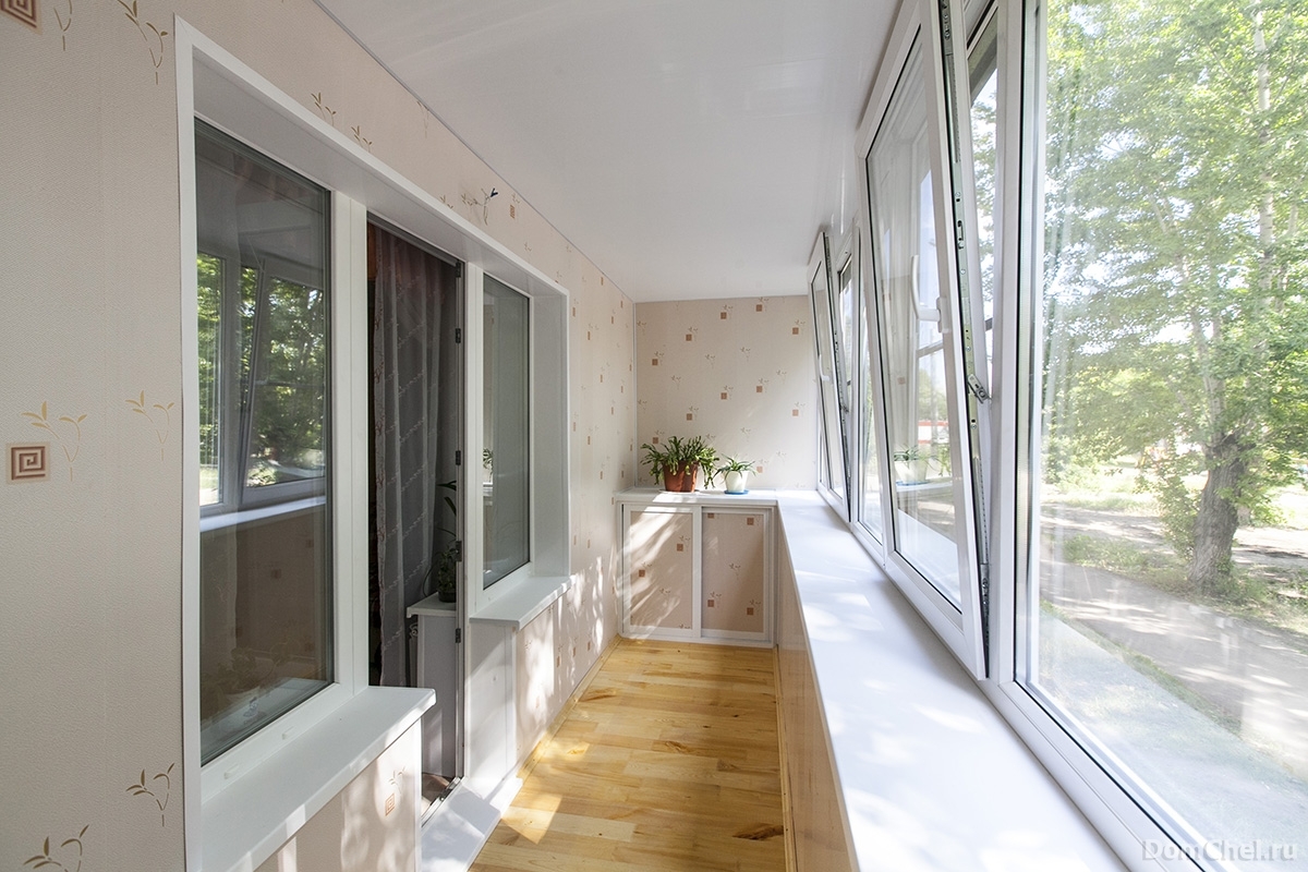 Теплое остекление лоджии пластиковыми окнами и отделка стен и потолка пластиковыми панелями в Люберцах
