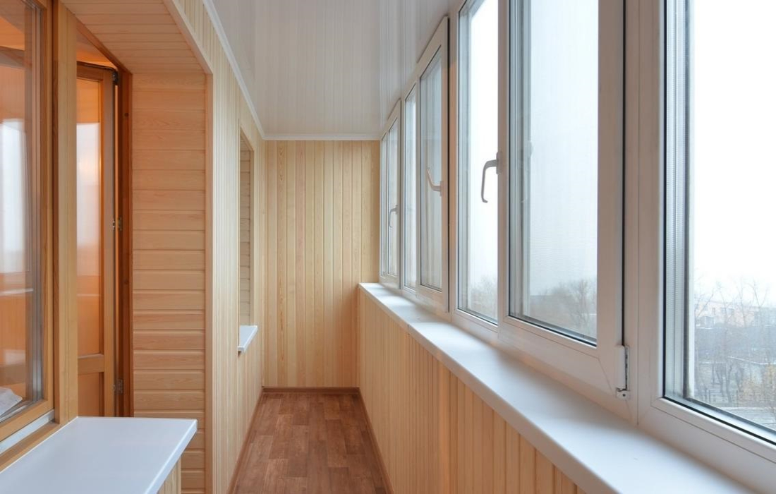 Тёплое остекление балкона профилем Veka и отделка стен деревом в Люберцах