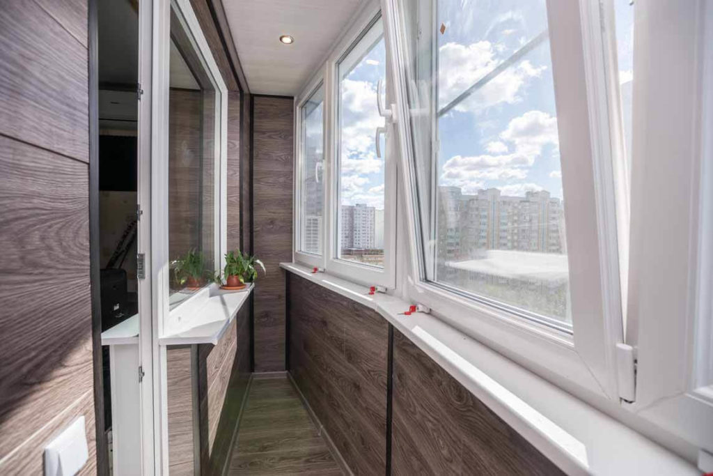 Тёплое остекление балкона профилем Rehau c отделкой ламинатом в Люберцах