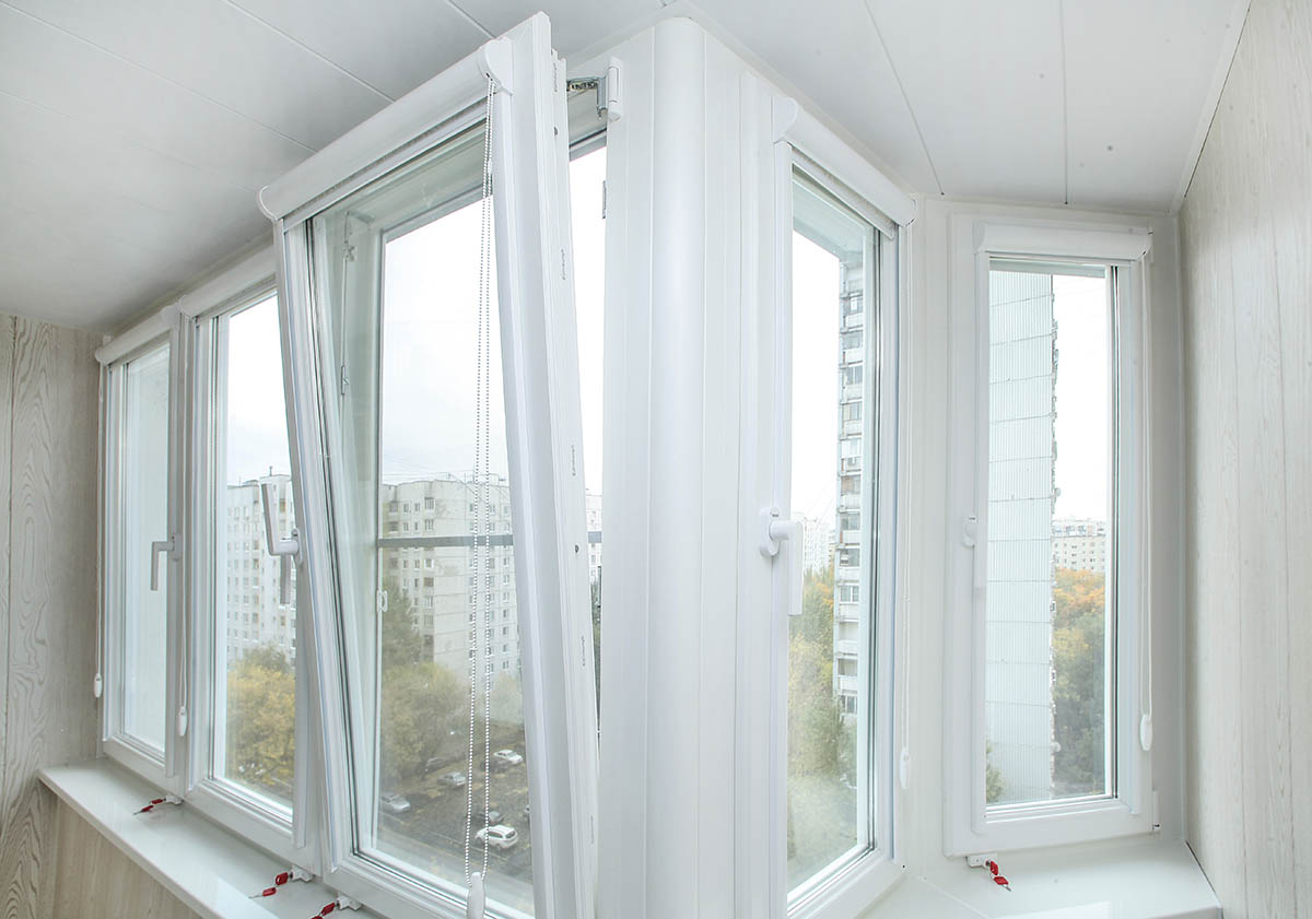 Тёплое остекление пластиковыми окнами балкона профилем КВЕ и отделкой стен гипсокартоном в Люберцах