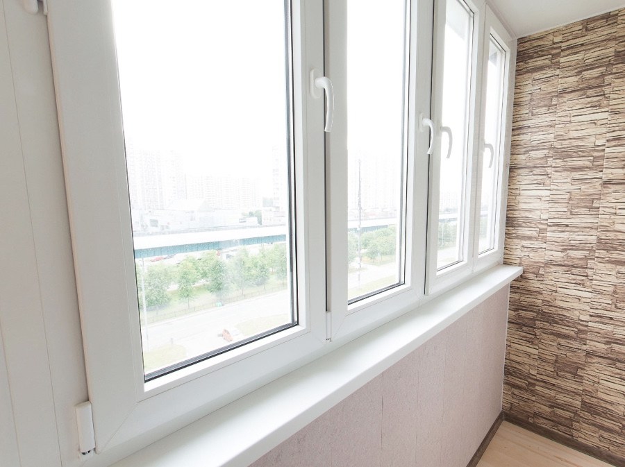 Тёплое остекление балкона профилем КВЕ и комбинированной отделкой пластиком и деревом в Люберцах