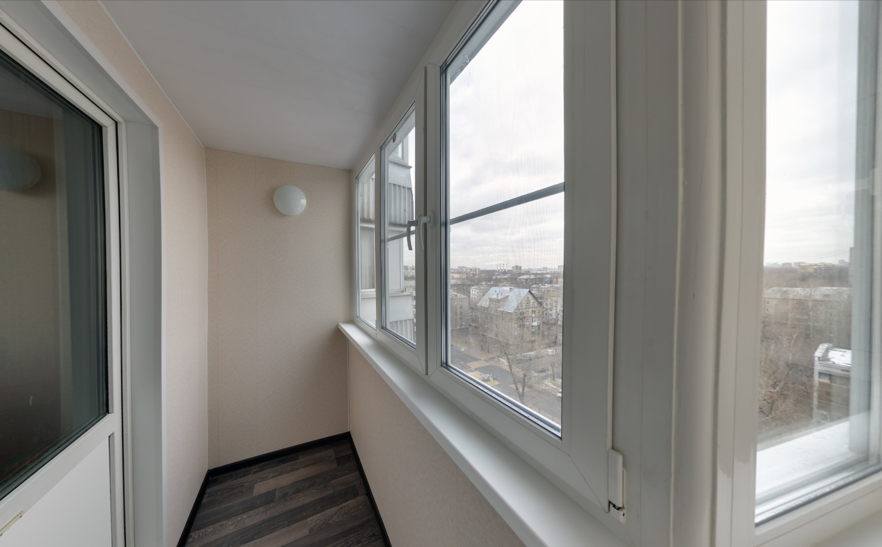 Теплое остекление пластиковыми окнами REHAU с отделкой стен и потолка панелями ПВХ в Люберцах