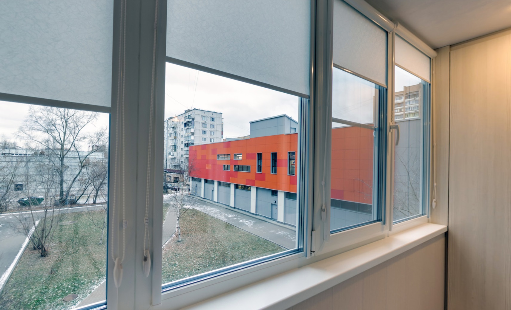 Теплое остекление балкона профилем REHAU с отделкой и выпадающими шторами в Люберцах