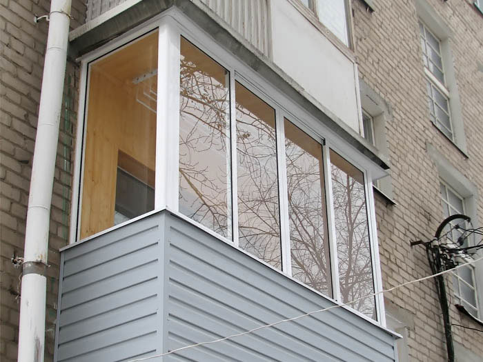 Холодное остекление балкона алюминиевыми окнами Provedal и отделкой деревянной вагонкой в Люберцах