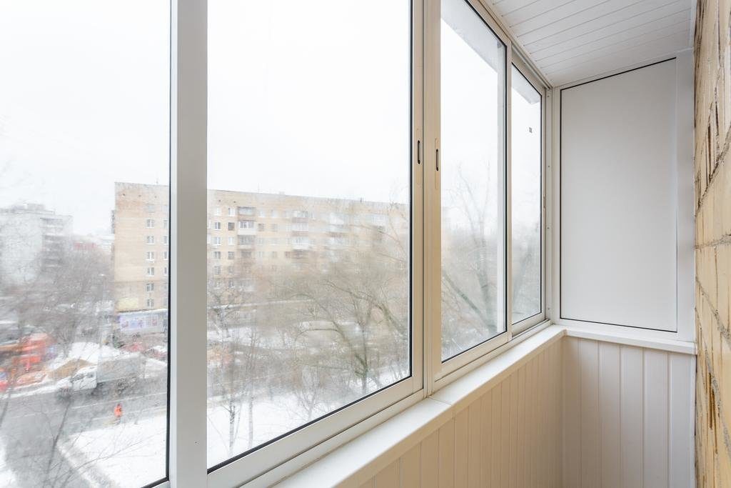 Холодное остекление балкона профилем Provedal и отделкой стен и потолка вагонкой ПВХ в Люберцах