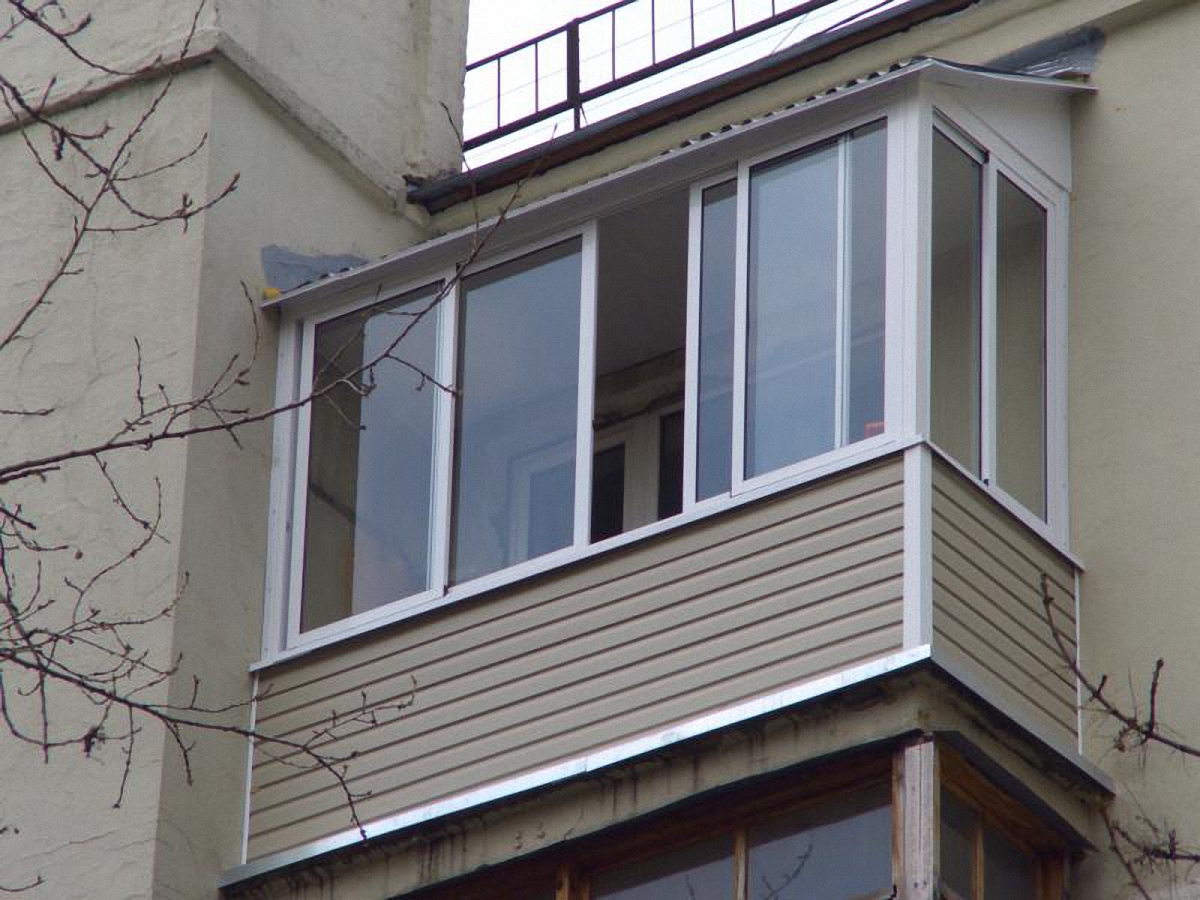 Холодное остекление балкона раздвижными окнами с выносом и крышей в Люберцах
