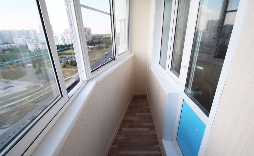Холодное остекление балкона профилем Provedal и отделкой стен и потолка ламинированными панелями в Люберцах