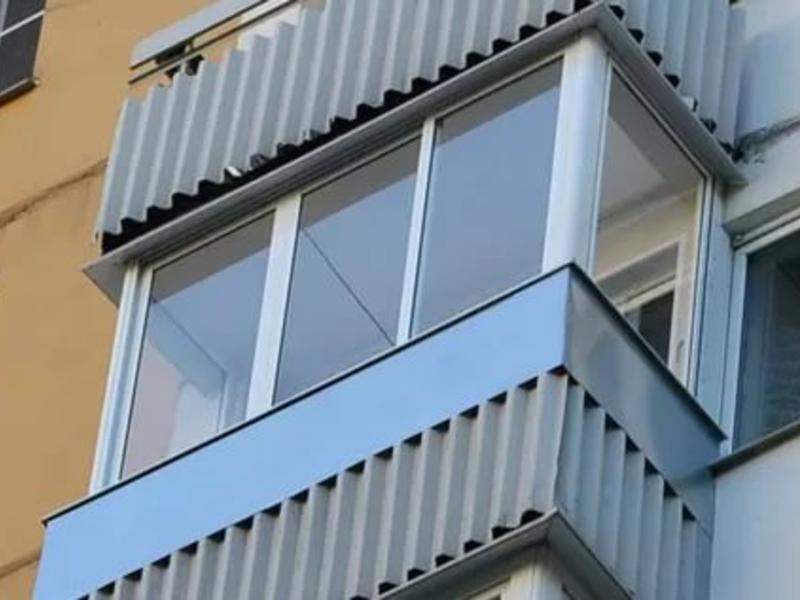 Холодное остекление балкона профилем Provedal и покрытие пола линолеумом в Люберцах