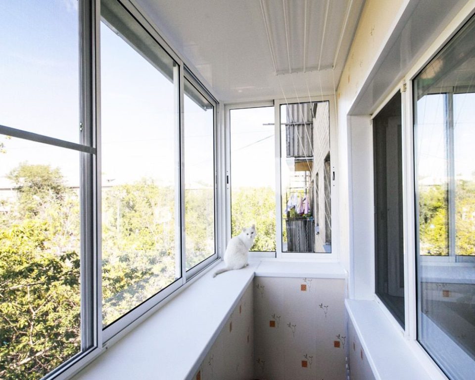 Холодное остекление балкона алюминиевыми окнами с выносом и сушилкой для белья в Люберцах