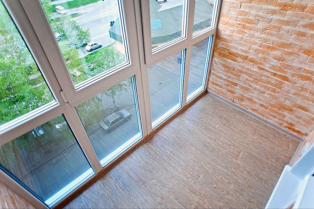 Панорамное остекление балкона с отделкой кирпичом в Люберцах