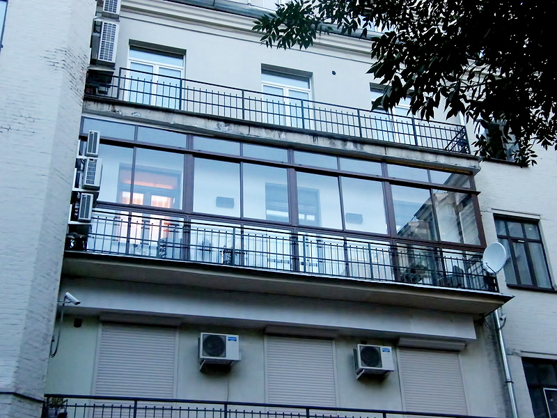 Панорамное остекление балкона с отделкой ограждения в Люберцах