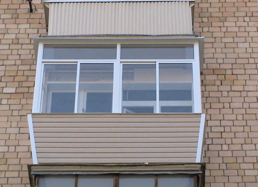 Холодное остекление алюминиевыми окнами с выносом и нащельниками в Люберцах