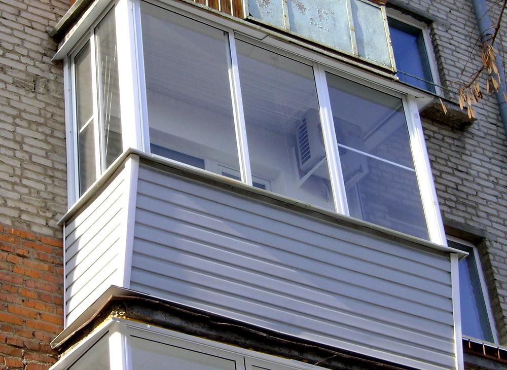 Холодное остекление алюминиевыми окнами с выносом и с внешней отделкой сайдингом в Люберцах