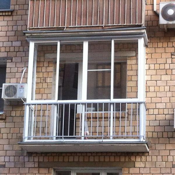 Французское остекление балкона от пола до потолка с ограждением в Люберцах