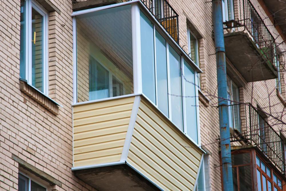 Холодное остекление балкона алюминиевыми окнами с внешней отделкой сайдингом с выносом и с шумопонижающими отливами в Люберцах