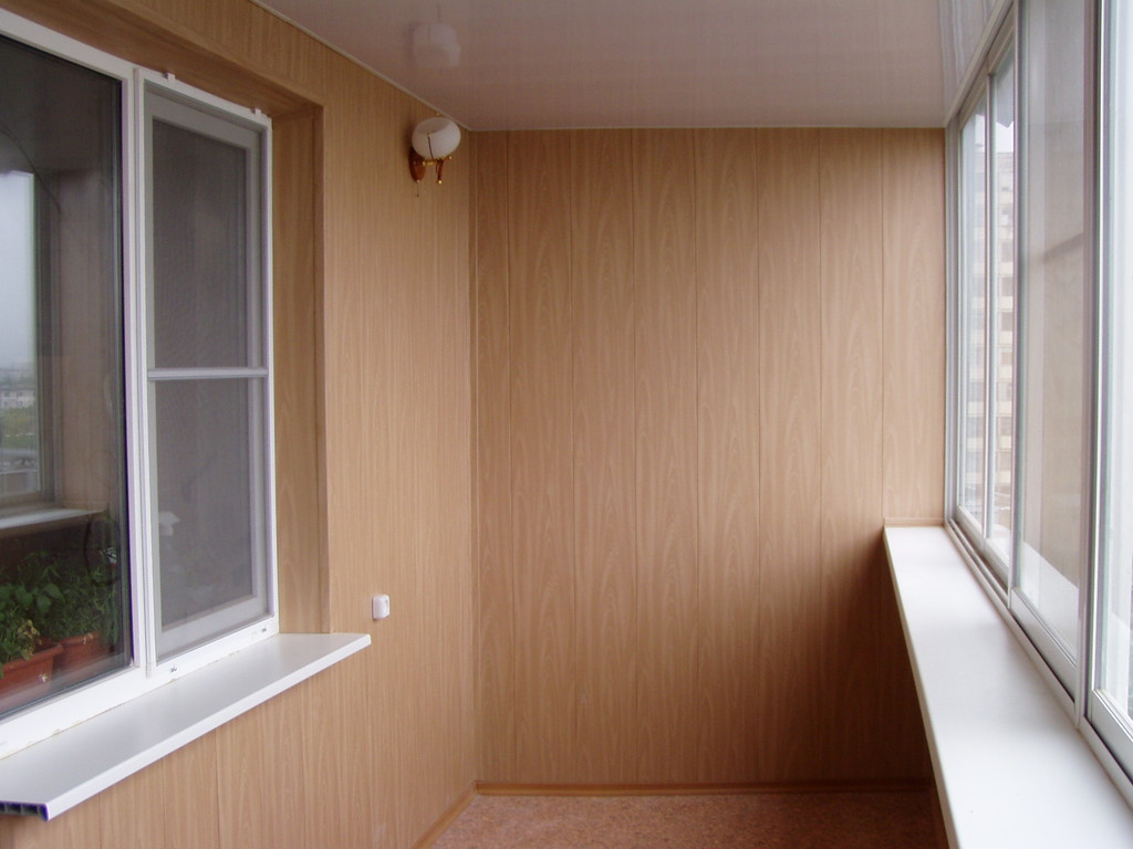 Теплое остекление с утеплением и отделкой ламинированными панелями в Люберцах