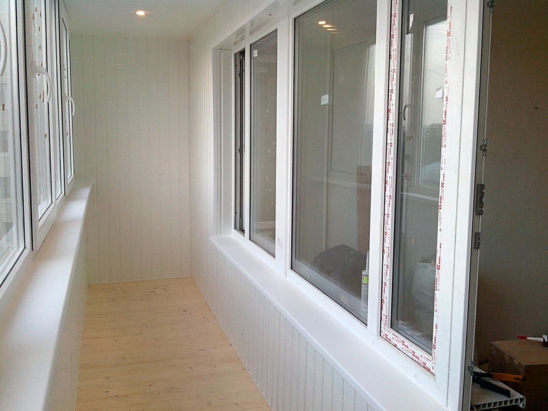 Теплое остекление балкона профилем rehau с утеплением и деревянной отделкой в Люберцах