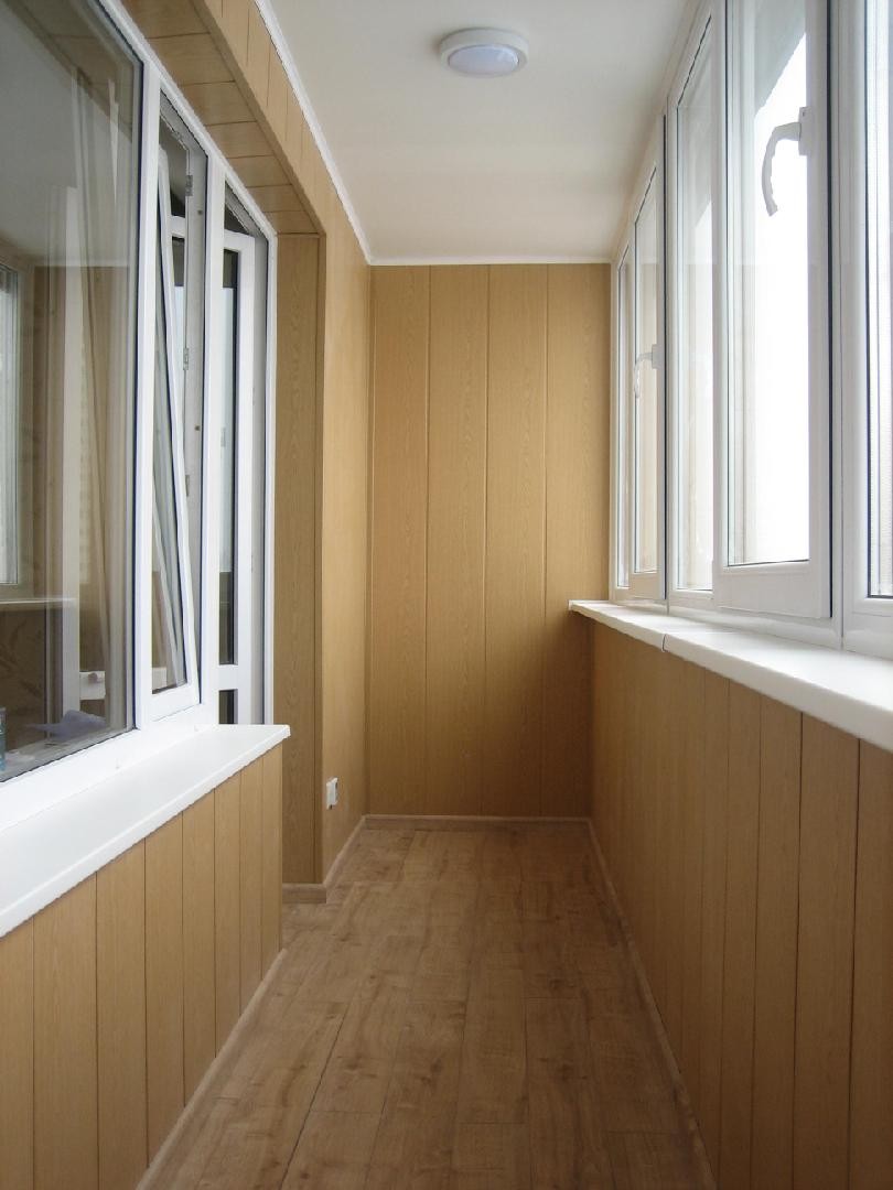 Теплое остекление лоджии и отделка стен и потолка ламинированными панелями в Люберцах