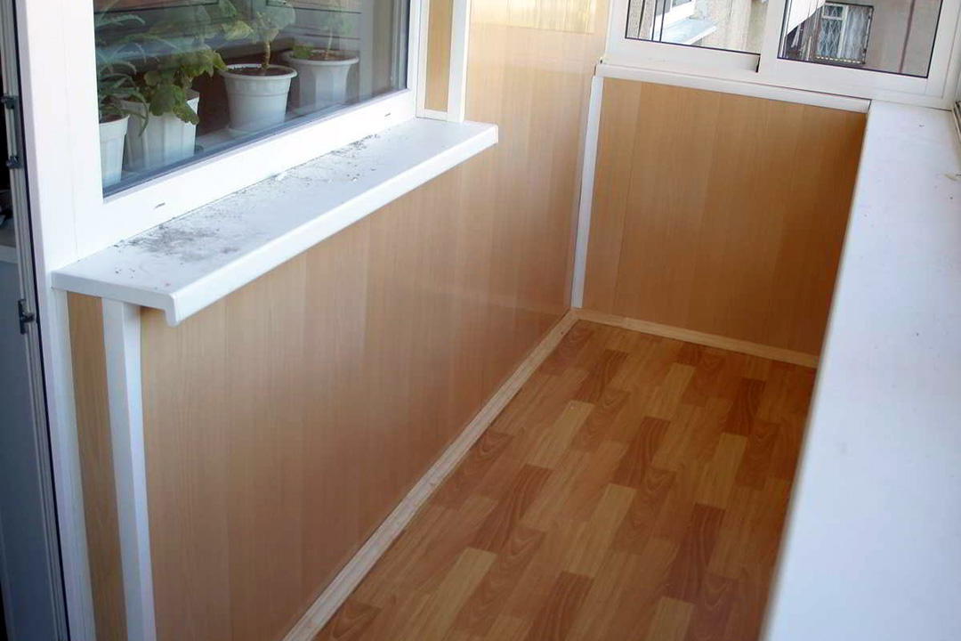 Теплое остекление балкона пластиковыми окнами и электрическим теплым полом в Люберцах