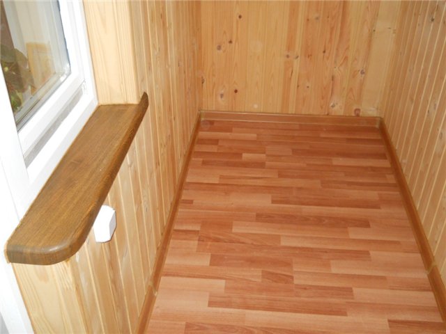 Теплое остекление балкона пластиковыми окнами установкой ИК-обогрева на стены в Люберцах