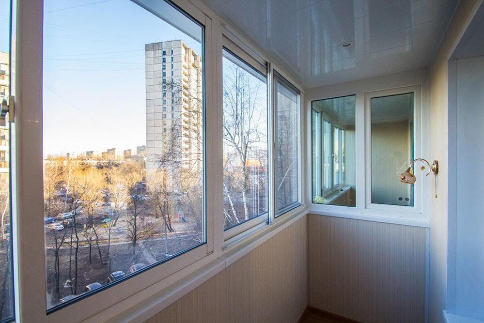 Раздвижное остекление алюминиевыми окнами с отделкой стен вагонкой ПВХ в Люберцах